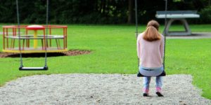 Frau auf Schaukel